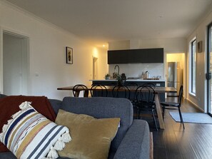 Smart-TV, Kamin, DVD-Player, Bücher