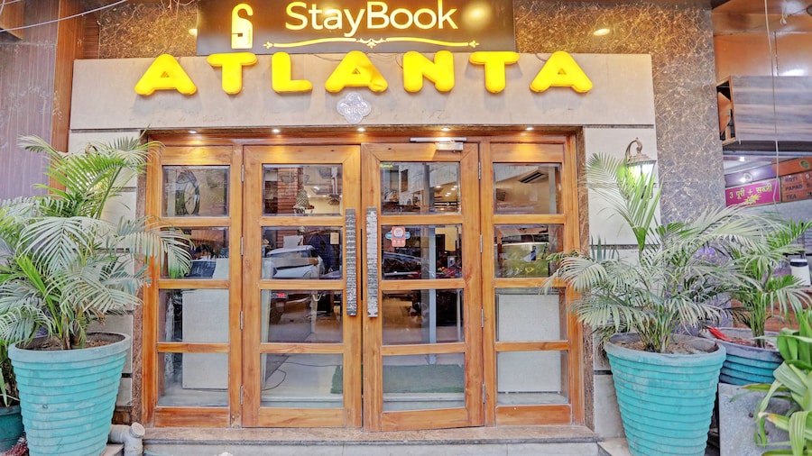 Staybook Atlanta New Delhi Train Station