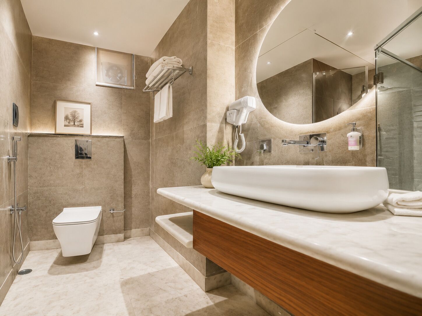 Een douche, een regendouche, gratis toiletartikelen, handdoeken