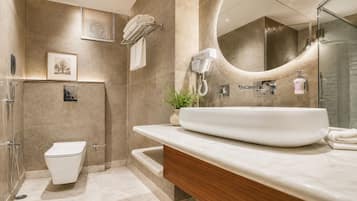 Een douche, een regendouche, gratis toiletartikelen, handdoeken