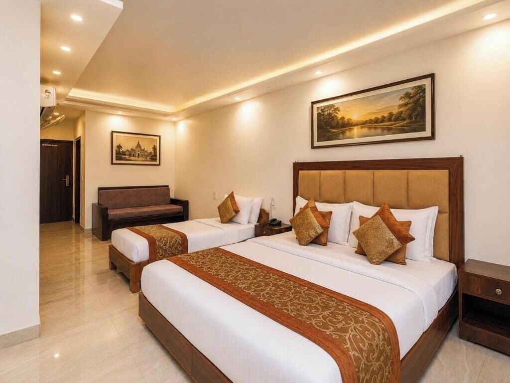 Habitación triple de lujo | Ropa de cama de alta calidad y decoración individual