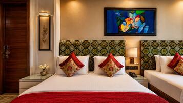 Une chambre d’hôtel avec un grand lit, deux tables de chevet, une commode, un tableau au mur et une porte.