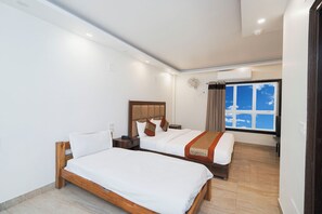 Premium bedding, individually decorated, individually furnished, desk - Staybook Atlanta New Delhi Train Station (New Delhi)