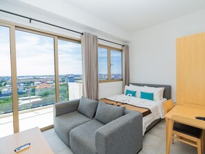 Desk, soundproofing, free WiFi, bed sheets - 85 SOHO Hotel & Serviced Apartment (Phnom Penh)