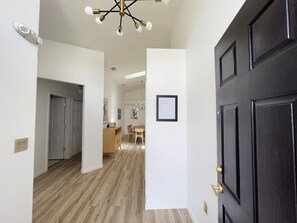 Frigorifero, microonde, piano cottura, lavastoviglie