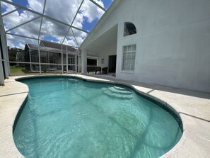 Una piscina al aire libre