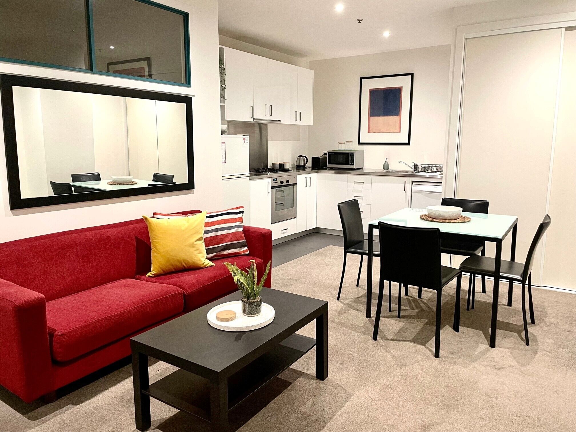 Perfectly located 2 bedroom apartment in St Kilda