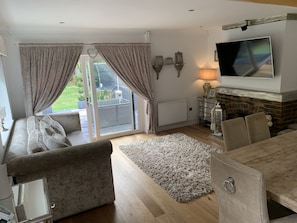 Smart-TV, Kamin, DVD-Player