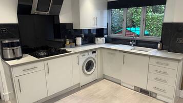 雪櫃、微波爐、焗爐、爐具