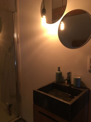 Dusche, Haartrockner, Handtücher, Toilettenpapier
