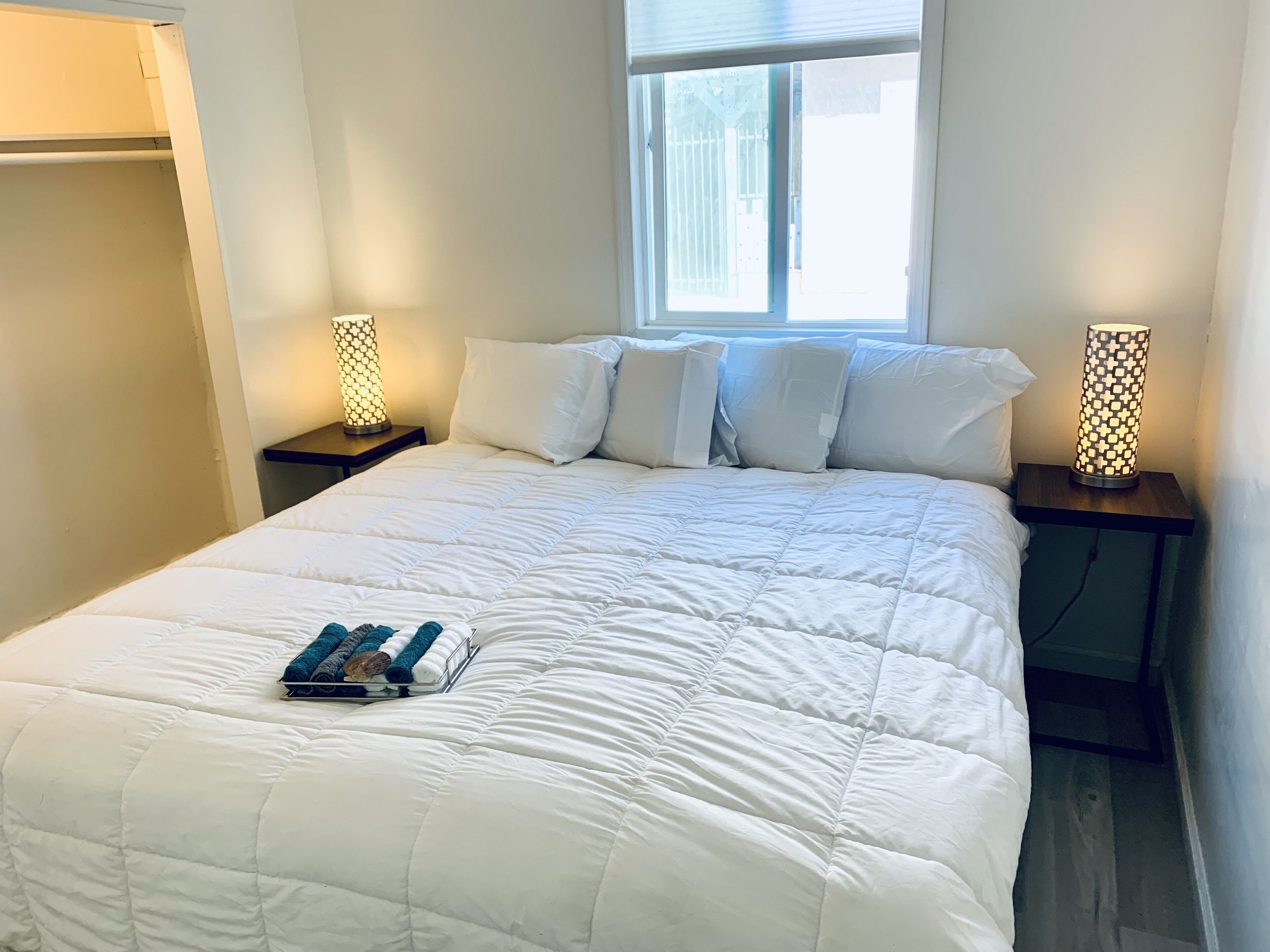 2 bedroom beach cottage with a yard including bikes, firepit