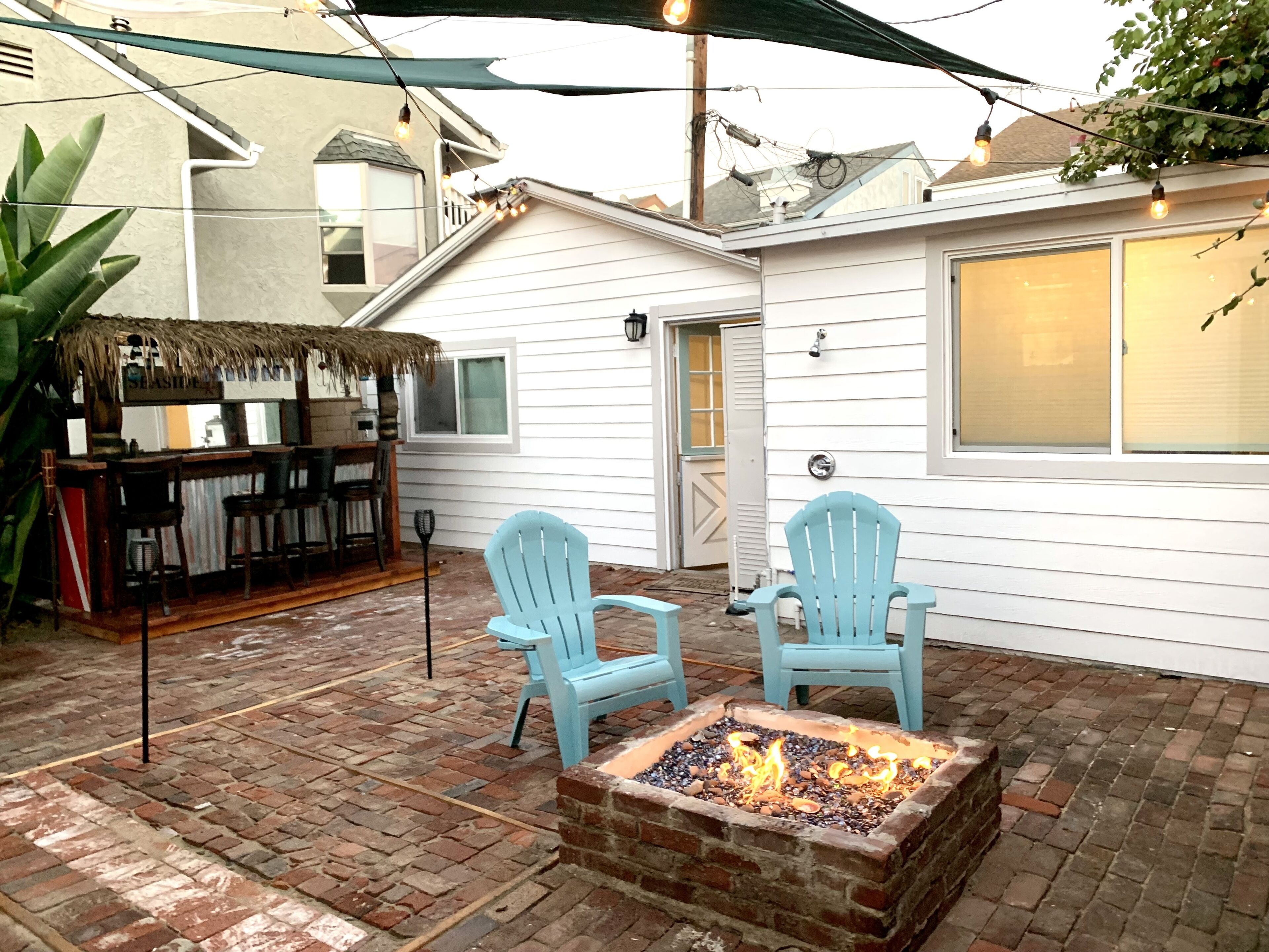 2 bedroom beach cottage with a yard including bikes, firepit