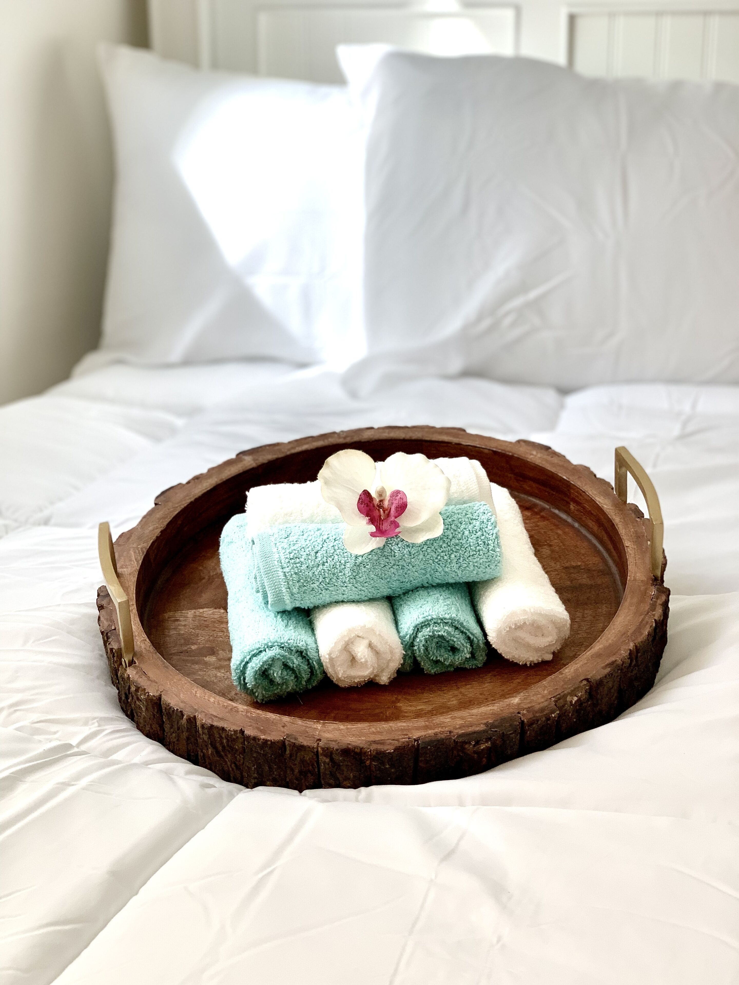 2 bedroom beach cottage with a yard including bikes, firepit