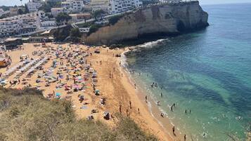 Vlak bij het strand, ligstoelen