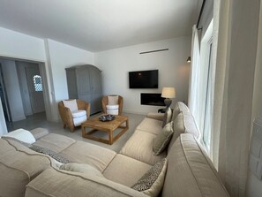 Smart TV, fireplace