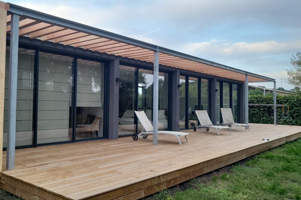 Single storey house (new housing) on wooded land.. 8 minutes from the beaches.