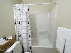 Combined shower/tub, hair dryer, towels, soap - Relax in this 7-mins-Away E’thing Cozy Modern Studio-Near BWI,Arundel Mills etc (Glen Burnie)