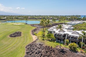 Un parcours de golf avec une piscine, un hôtel comprenant plusieurs bâtiments et une vue sur l’océan.