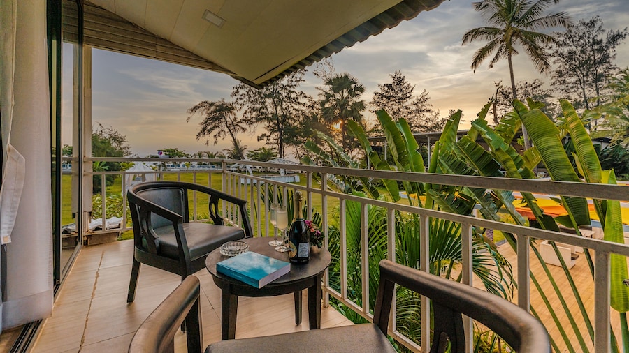 Foxoso La Beach Resort & Spa