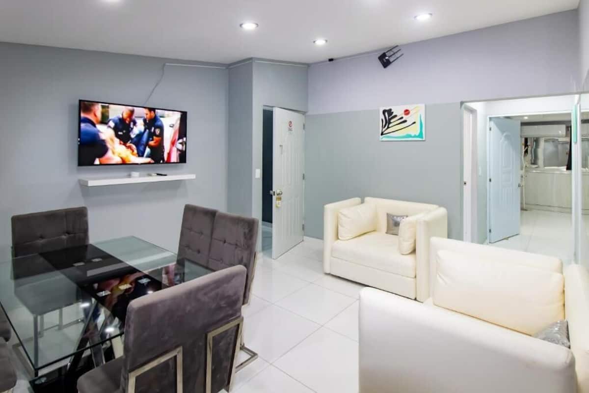 Appartement Deluxe | Coin séjour | Télévision à écran plasma de 32 pouces avec chaînes par câble