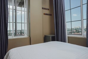 遮光カーテン、防音設備、アイロン / アイロン台、WiFi (無料)