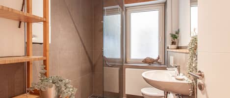 Grand House | Bathroom | Hair dryer, shampoo