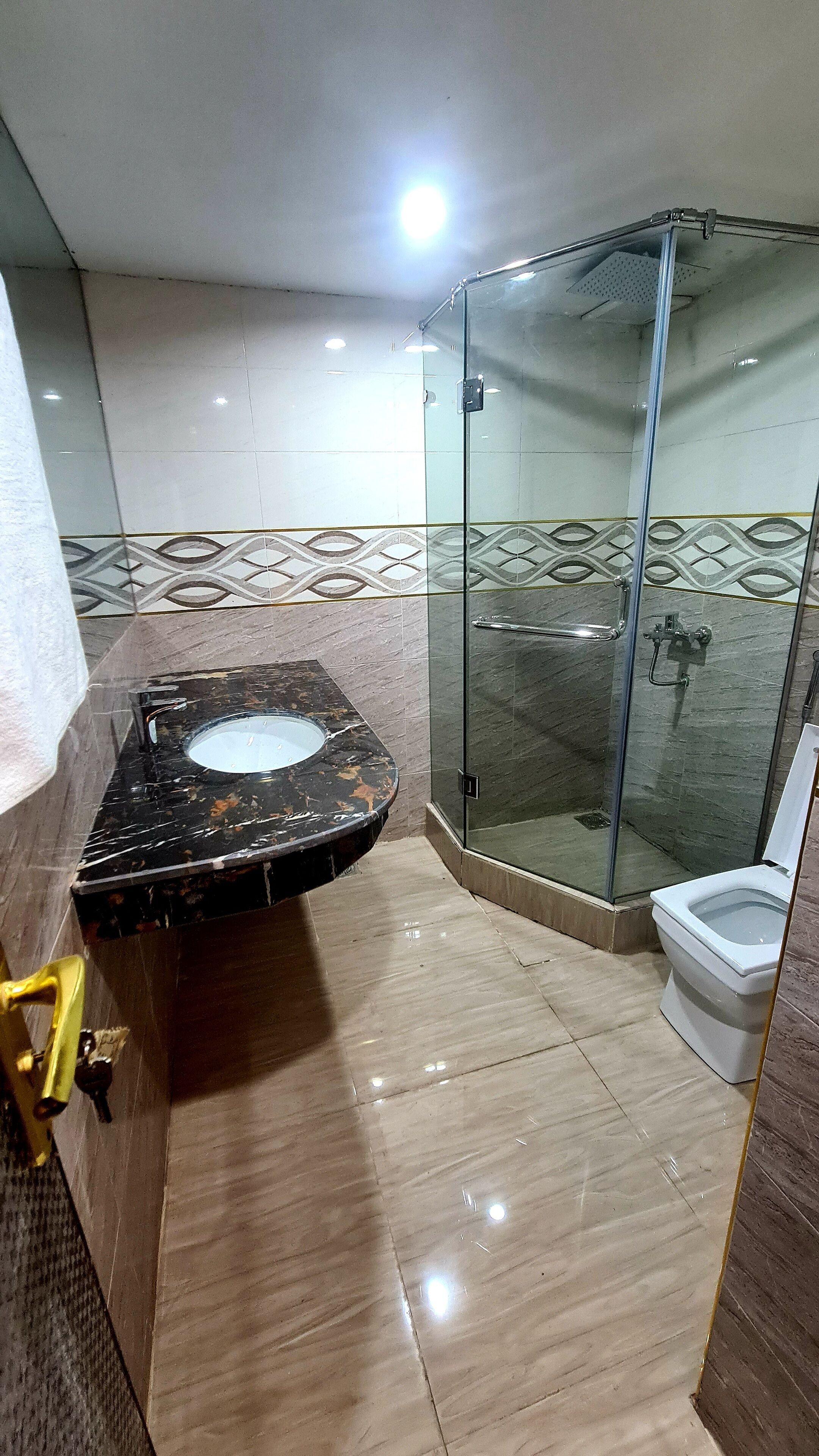 basic studio, 1 bedroom | bathroom | shower, rainfall showerhead, towels