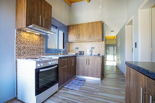 Fridge, oven, stovetop, coffee/tea maker