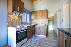 Fridge, oven, stovetop, coffee/tea maker