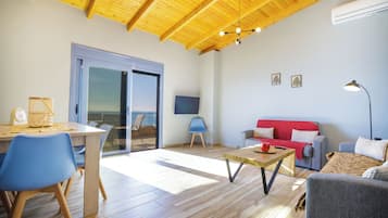Family Apartment, 2 Bedrooms, Sea Facing (Maritinas Apartment Sea View) | Living area | 21-inch TV with satellite channels