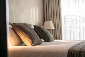 Minibar, brankas, kedap suara, dan Wi-Fi gratis