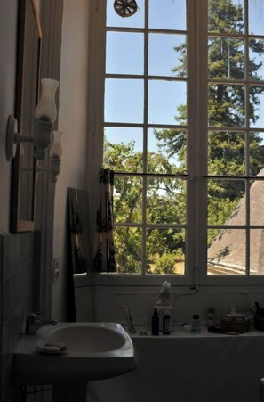 Baignoire, sèche-cheveux, serviettes fournies, savon