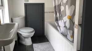 Ein Badezimmer mit Toilette, Waschbecken und Badewanne.