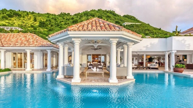 A pool with a gazebo, white columns, and a terrace with seating. - Villa Petite Plage 4 – Refined Beachfront Luxury in Grand Case, St. Martin (Grand Case)