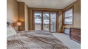4 bedrooms, free WiFi, bed sheets
