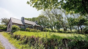 Exterior - Erw Rhys - sleeps 6 guests  in 3 bedrooms (Holyhead)