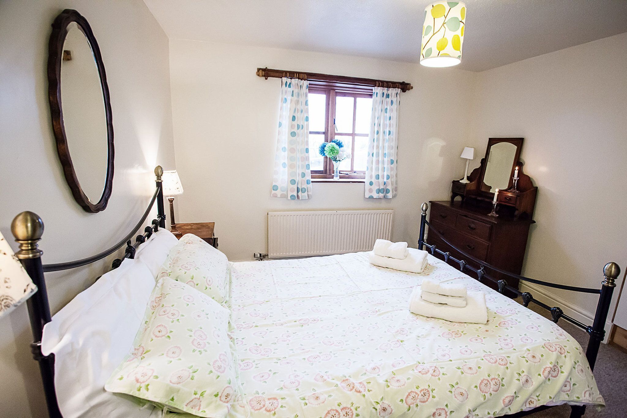 3 slaapkamers, een strijkplank/strijkijzer, gratis wifi, beddengoed