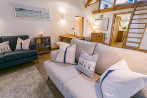 Télévision, cheminée, lecteur de DVD