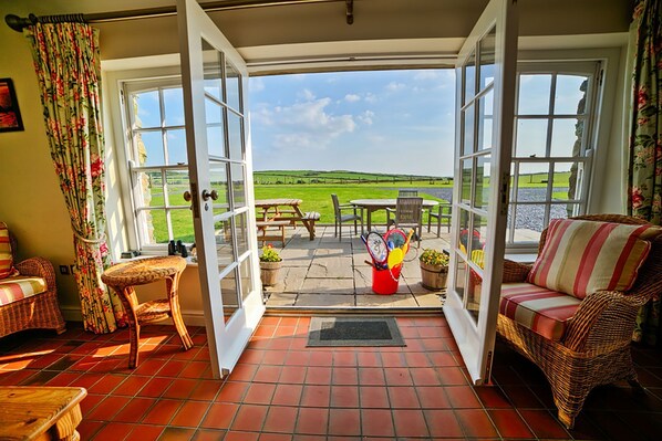 Fernseher, DVD-Player, Bücher