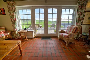 Fernseher, DVD-Player, Bücher