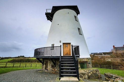 Melin Y Bont -  a dog that sleeps 6 guests  in 3 bedrooms