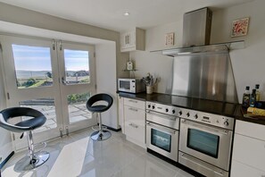 Fridge, microwave, oven, dishwasher - Highfield -  a sea view that sleeps 6 guests  in 3 bedrooms (Holyhead)