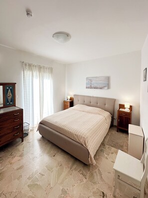 4 bedrooms, in-room safe, desk, iron/ironing board