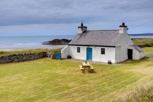 Tyn Towyn -  a coastal that sleeps 4 guests  in 2 bedrooms