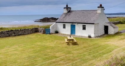 Tyn Towyn - a coastal that sleeps 4 guests in 2 bedrooms