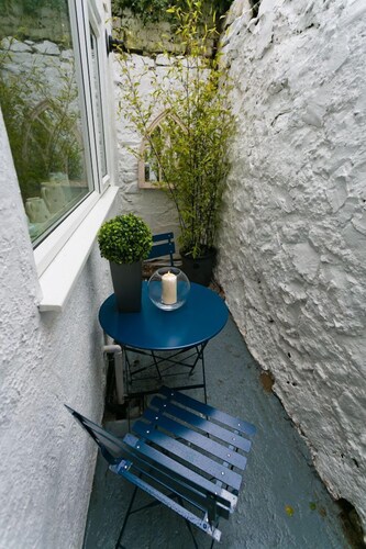 Glascoed - sleeps 4 guests  in 2 bedrooms