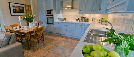 Kjøleskap, mikrobølgeovn, ovn og oppvaskmaskin