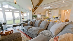 Fernseher, Kamin, DVD-Player