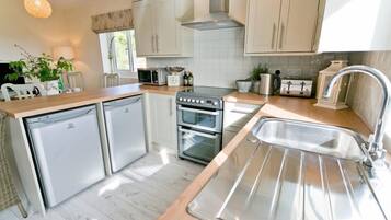 Fridge, cookware/dishes/utensils