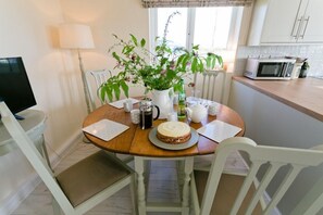 Dining - Hideaway -  a dog that sleeps 4 guests  in 2 bedrooms (Ty Croes)